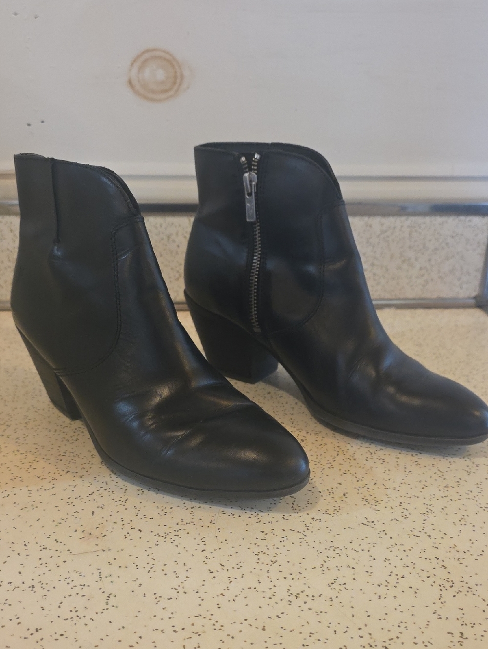 Frye Women's Jennifer Leather Side Zip Ankle Boots Booties Black 7.5 M 3471729 - Picture 2 of 11
